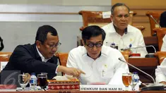 Menkumham, Yasonna Laoly (kedua kiri) saat mengikuti rapat kerja dengan Komisi III DPR RI di gedung Parlemen, Senayan, Jakarta, Senin (10/4). Rapat membahas sejumlah permasalahan dan pengawasan DPR. (Liputan6.com/Helmi Fithriansyah)