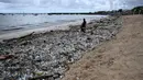 Nelayan mengaku khawatir sampah dari potongan bambu dan kayu merusak perahu mereka. (SONNY TUMBELAKA/AFP)