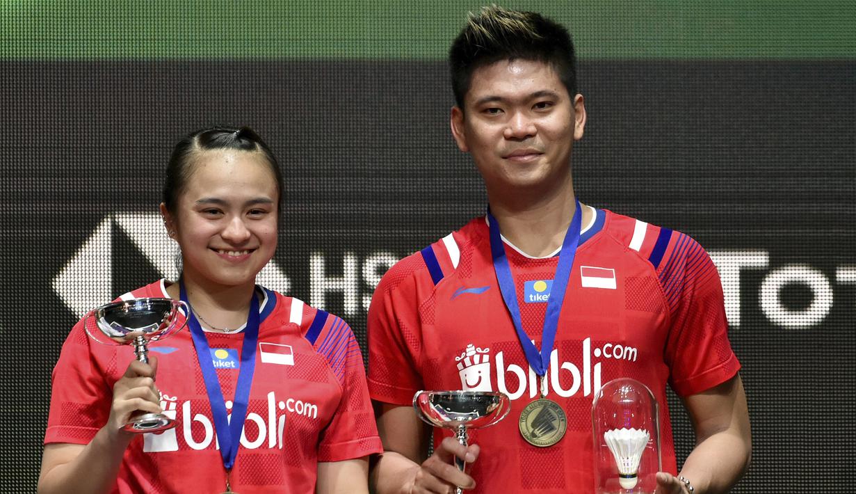 Pasangan Indonesia, Praveen Jordan/Melati Daeva Oktavianti melakukan selebrasi usai meraih juara All England 2020 dengan mengalahkan wakil Thailand Dechapol Puavaranukroh/Sapsiree Taerattanachai di Birmingham Arena, Minggu (15/3/2020). (AP/Rui Vieira)