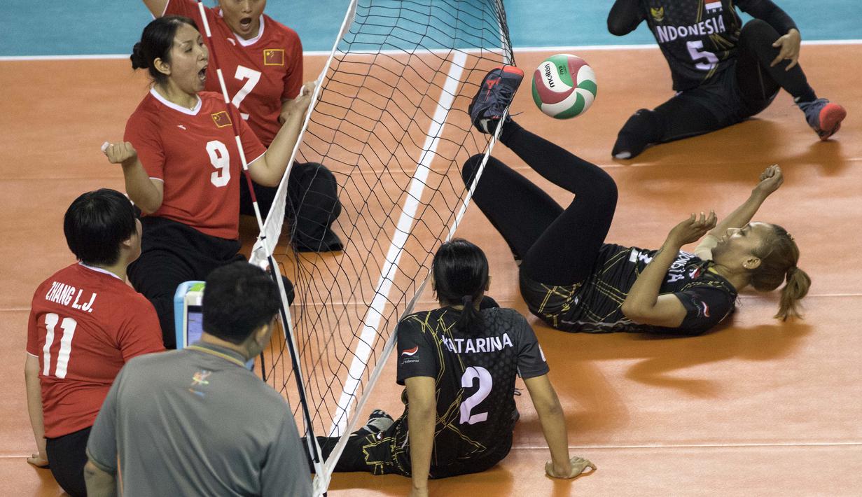 Lestary Anissa atlet voli Indonesia beraksi di semifinal bola voli duduk melawan China pada  Asian Para Games 2018, di Tennis Indoor Gelora Bung Karno Jakarta, Rabu (10/10/2018). (Bola.com/Peksi Cahyo)