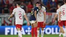 Usai laga, pemain bintang sekaligus kapten Polandia Robert Lewandowski yang berhasil menyumbang satu gol melalui eksekusi penalti kembali kedapatan berbisik dengan bintang tim rival, striker Prancis Kylian Mbappe. (AFP/Franck Fife)