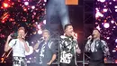 Grup boyband Westlife tampil pada konsernya yang bertajuk “Westlife The Wild Dreams Tour 2023 Jakarta” di Stadion Madya GBK, Jakarta, Sabtu (11/2/2023). Boyband asal Irlandia itu membuka konser dengan membawakan lagu berjudul "Starlight". (Liputan6.com/Angga Yuniar)