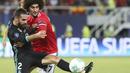 Gelandang Manchester United, Marouane Fellaini, berebut bola dengan bek Real Madrid, Daniel Carvajal, pada laga Piala Super Eropa di Stadion Philip II, Skopje, Selasa (8/8/2017). Foto muka unik Fellaini viral di media sosial. (AP/Boris Grdanoski)
