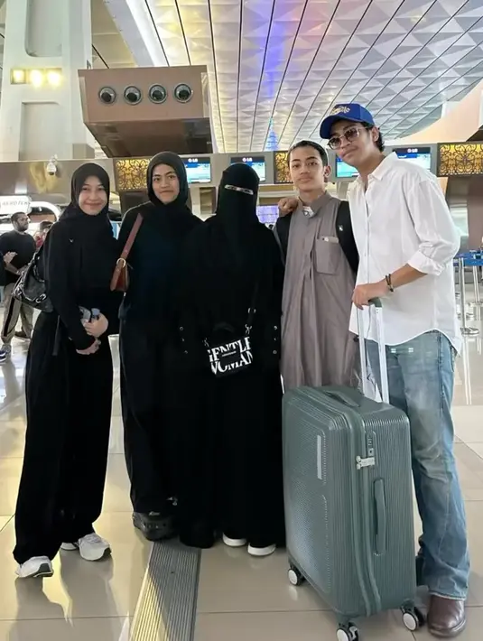 Setelah mengantar Adiba Khanza ke pelaminan untuk membina rumah tangganya, kali ini ia melepas si bungsu Bilal Ataya. Momen Umi Pipik dan anaknya saat melepas si bungsu. [Instagram/_ummi_pipik_]