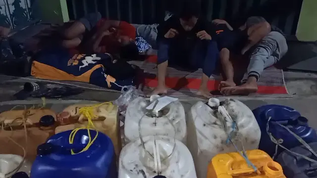 Cerita Pedagang Antre Minyak Goreng Curah Hingga Sahur di Tempat Distributor