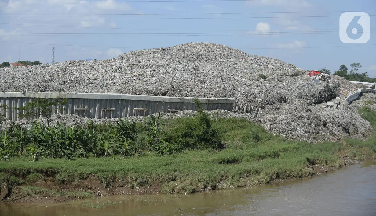 Pemandangan sampah yang longsor di TPA Cipeucang, Serpong, Tangerang Selatan, Banten, Sabtu (23/5/2020). Turap penahan sampah TPA Cipeucang longsor pada 22 Mei 2020 dan hampir menutupi aliran Sungai Cisadane yang berada di sebelahnya. (merdeka.com/Dwi Narwoko)