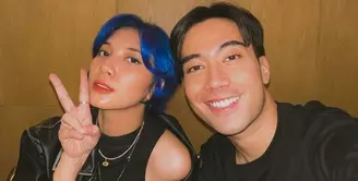 Seperti inilah gaya rambut terbaru Sheila Dara yang mencuri perhatian publik. Ia tampak sangat berbeda dengan gaya rambut sebelumnya. [Foto: instagram.com @sheiladaisha/@vidialdiano]