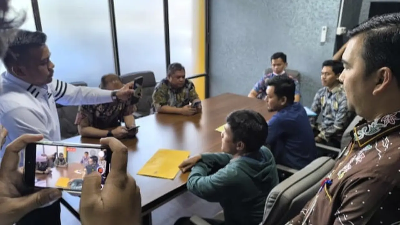 Mantan karyawan yang ijazahnya ditahan mengadu ke DPRD Pekanbaru dan Dinas Kerja setempat.