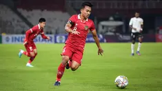 Pemain Timnas Indonesia U-20, Arkhan Fikri menggiring bola pada laga International Friendly Match U-20 melawan Timnas Fiji di Stadion Utama Gelora Bung Karno (SUGBK), Jakarta, Jumat (17/02/2023). Arkhan menjadi salah satu pemain yang tampil menonjol pada laga uji coba tersebut. Pemain muda Arema FC itu mampu membongkar pertahanan dari tengah dengan melepaskan umpan kunci serta tendangan tepat sasaran dari luar kotak penalti. (Bola.com/Bagaskara Lazuardi)