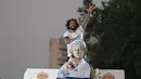 <p>Bek Real Madrid, Marcelo melakukan selebrasi di atas patung dewi Cibeles usai Real Madrid meraih gelar juara La Liga Spanyol usai mengalahkan Espanyol di Madrid, Spanyol pada 30 April 2022. Real Madrid mengamankan gelar La Liga ke-35  setelah kemenangan kandang 4-0 atas Espanyol. (AFP/Oscar Del Pozo)</p>