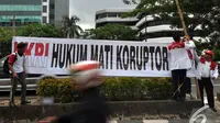 Para aktivis memasang sebuah spanduk di dekat gedung KPK saat memperingati Hari Anti Korupsi Sedunia, Jakarta, Selasa (9/12/2014). (Liputan6.com/Miftahul Hayat)
