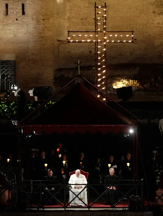 Paus Fransiskus memimpin prosesi Jalan Salib saat memperingati Jumat Agung di sekitar bangunan  Colosseum, Roma, Italia, Jumat (19/4). Tradisi merayakan Jalan Salib di Colosseum Roma telah ada sejak Paus Benediktus XIV pada abad ke-18. (AP Photo/Gregorio Borgia)