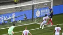Dua menit berselang Karim Benzema lagi-lagi mencetak gol kedua untuk membawa skuad besutan Didier Deschamps itu unggul. (Foto: AP/Pool/Daniel Mihailescu)