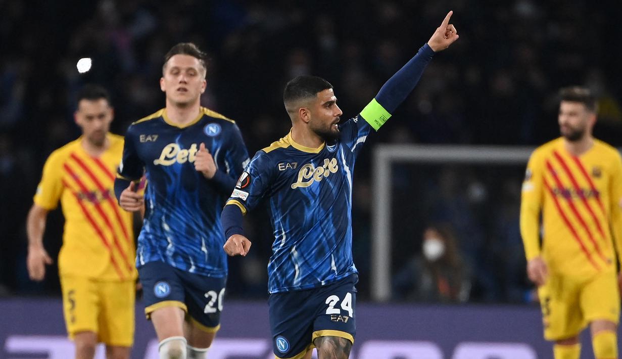 Lorenzo Insigne. Sayap kiri Italia berusia 30 tahun ini telah memperkuat Napoli hampir 11 tahun usai dipromosikan dari Napoli U-19 pada tengah musim 2009/2010 dan sempat dipinjamkan selama 2,5 musim ke Cavesse, Foggia dan Pescara pada tengah musim 2009/2010 hingga akhir musim 2011/2012. Ia total telah menjalani 433 laga bersama Napoli di semua ajang kompetisi dengan torehan 121 gol dan 95 assist. Bersama Napoli ia hanya meraih 3 gelar juara, yaitu 2 trofi Coppa Italia dan 1 trofi Supercoppa Italia. Musim depan ia telah dipastikan menjadi milik Toronto FC di MLS dengan status bebas transfer. (AFP/Andreas Solaro)