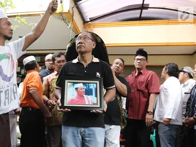 Sejumlah kerabat dan keluarga mengantarkan jenazah Pelawak Senior Cahyono untuk disalatkan di mushola dekat kediamannya,Jakarta, Kamis (25/5). Bersama Jojon, Esther, dan Uuk, ia pernah tergabung dalam Jayakarta Grup. (Liputan6.com/Herman Zakharia)