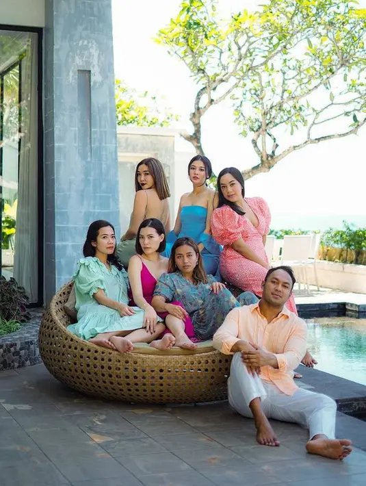 <p>Mengenakan busana berwarna biru, Naysila Mirdad terlihat begitu cantik menawan. [Foto: instagram.com/naymirdad]</p>