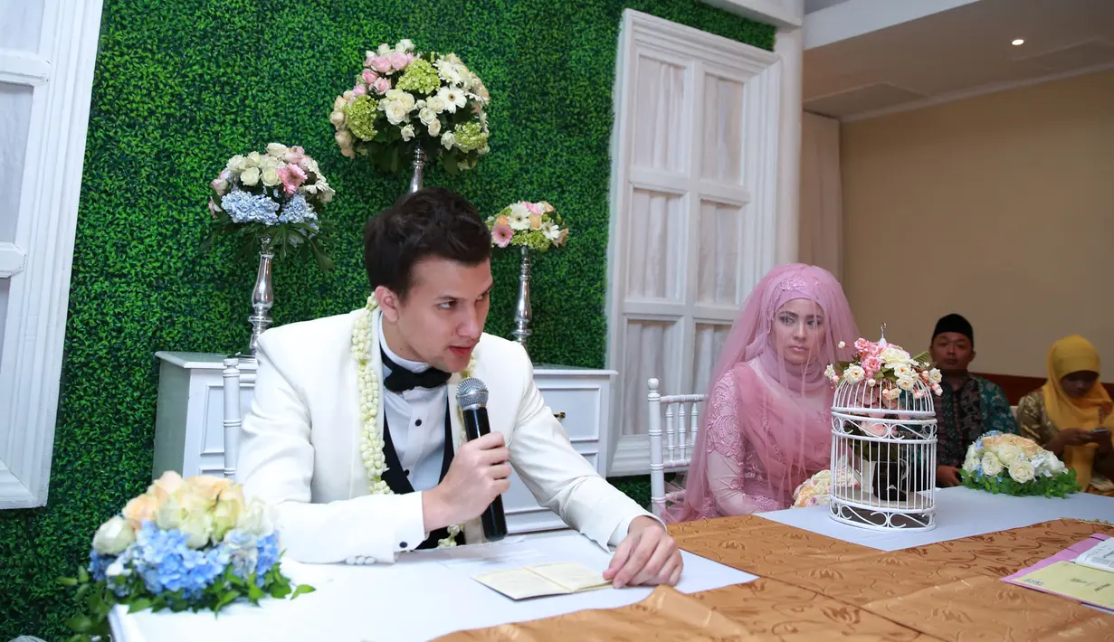 Khidmat dan sakralnya suasana akad nikah Risty Tagor dan Stuart Collin (M. Akrom Sukarya/Bintang.com)