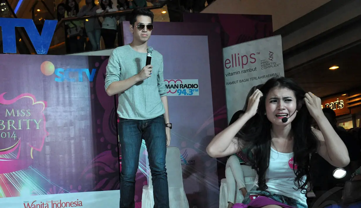 Saat beradu akting dengan Kevin Julio, salah satu peserta Miss Celebrity Jakarta 2014 harus menangis tersedu-sedu, (21/9/14). (Liputan6.com/Miftahul Hayat)