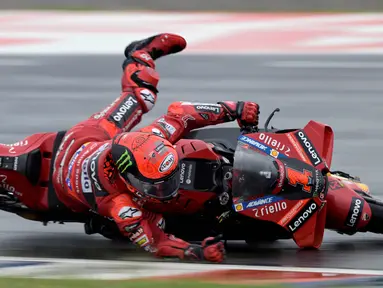 Pembalap Ducati Lenovo, Francesco Bagnaia mengalami nasib sial dalam balapan MotoGP Argentina di Sirkuit Termas de Rio Hondo pada Senin (3/4/2023) dini hari WIB. (AFP/Juan Mabromata)