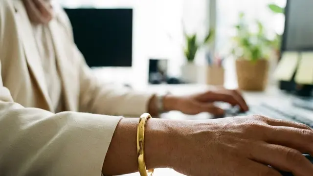 Model Gelang Emas Feminin untuk Pekerja Kantoran Berhijab