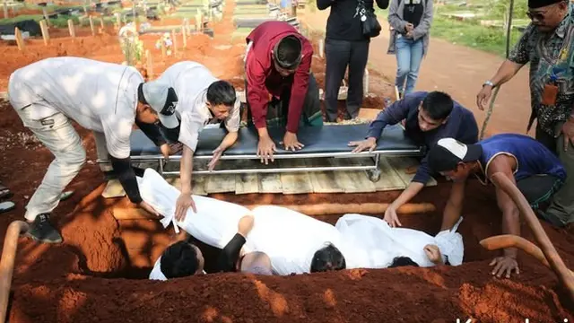8 Momen Prosesi Pemakaman Chef Haryo Pramoe, Diiringi Tangis Haru Keluarga