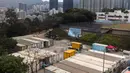 Pekerja (kiri) memindahkan jenazah dari truk ke kontainer berpendingin di Rumah Sakit Umum Fu Shan, Hong Kong, Rabu (16/3/2022). Kasus COVID-19 terburuk yang melanda Hong Kong menimbulkan kepanikan serta membuat rumah sakit dan kamar jenazah penuh. (DALE DE LA REY/AFP)
