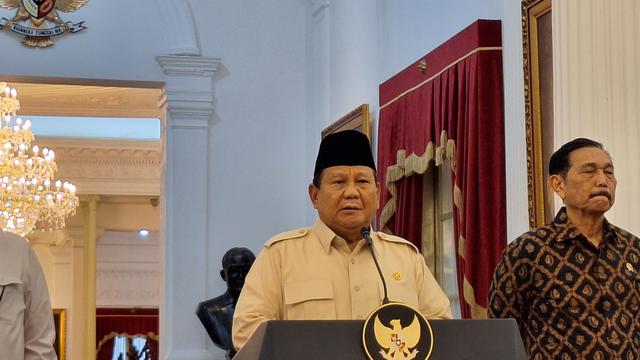 Presiden Prabowo Subianto saat konferensi pers di Istana Merdeka Jakarta, Senin (17/2/2025).