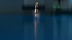 Atlet loncat indah putra Indonesia beraksi memecah air pada sesi latihan di Aquatic Center, Senayan, Jakarta, Kamis (15/3/2018). Latihan tersebut merupakan persiapan menuju Asian Games 2018. (Bola.com/Nick Hanoatubun)