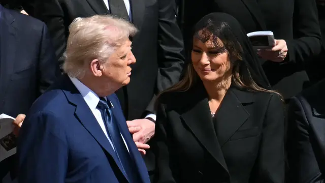 Presiden AS Donald Trump (kiri) dan Ibu Negara Melania Trump berdiri di samping para pemimpin saat menghadiri upacara pemakaman mendiang Paus Fransiskus di Lapangan Santo Petrus di Vatikan pada tanggal 26 April 2025. Mandel NGAN / AFP