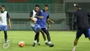 Pemain Arema FC Arthur C Da Rocha (ketiga kiri) saat latihan uji lapangan jelang laga final Piala Presiden 2017 di Stadion Pakansari, Kab Bogor, Jumat (10/3). Di final, Arema FC akan berlaga melawan PBFC, Minggu (12/3). (Liputan6.com/Helmi Fithriansyah)