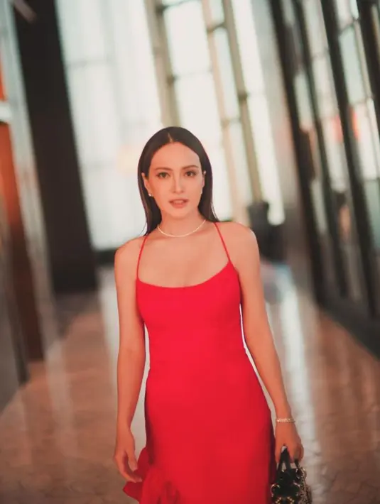 Saat after party, Shandy mengenakan makeup naturalnya dengan rambut panjang terurai belah dua tanpa poni.  [@shandyaulia]