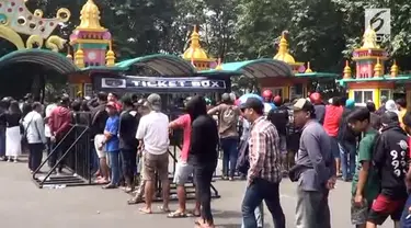 Ribuan bonek mania menyerbu tempat penjualan tiket pertandingan antara Persebaya melawan Arema pada Minggu, 6 Mei 2018.