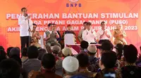 Presiden RI Joko Widodo (Jokowi) mulai penyaluran bantuan langsung tunai (BLT) puso kepada sejumlah penerima manfaat di Kantor Kecamatan Bojong, Kabupaten Pekalongan, Jawa Tengah, Rabu (13/12/2023).