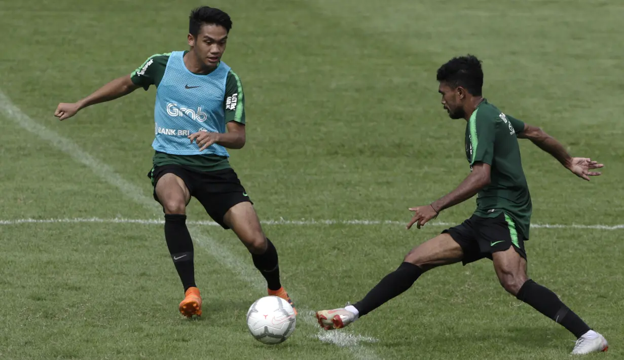 Pemain Timnas Indonesia U-22, Samuel Christianson, berusaha merebut bola saat latihan di Stadion Madya, Jakarta, Kamis (17/1). Latihan ini merupakan persiapan jelang Piala AFF U-22. (Bola.com/Yoppy Renato)