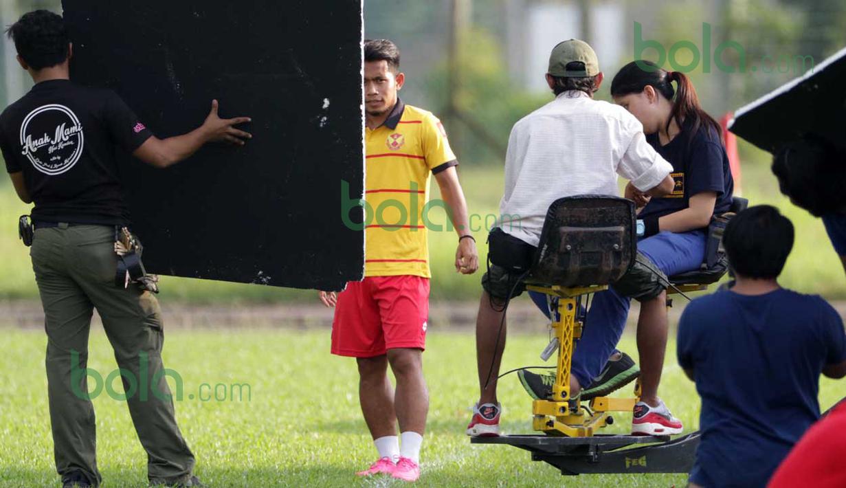 Didepan kamera, Andik Vermansah terlihat tidak canggung bergaya saat pengambilan gambar untuk iklan tim Selangor FA di Stadion Mini, Shah Alam, Selangor, Malaysia, Rabu (27/01/2016). (Bola.com/Nicklas Hanoatubun)
