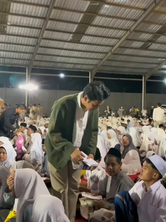 Potret Umi Pipik Hadiri Acara Bukber Bareng Anak Yatim, Abidzar dan Bilal Bak Bodyguard