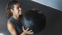 Ilustrasi medicine ball, olahraga. (Image by lookstudio on Freepik)