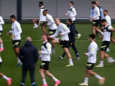 Pemain Manchester City, Erling Haaland (tengah) bersama sejumlah rekannya melakukan latihan menjelang laga semifinal Liga Champions 2022/2023 melawan Real Madrid di Manchester City training ground, Manchester, Inggris, Rabu (16/05/2023) waktu setempat. (AFP/Oli Scarff)