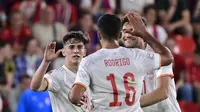 Gelandang Spanyol, Pablo Gavi diberi selamat rekan setimnya setelah mencetak gol ke gawang Republik Ceko pada pertandingan kedua Grup A2 UEFA Nations League di Stadion Eden Arena, Praha, Senin (6/6/2022). Spanyol bermain imbang atas Ceko 2-2. (Roman Vondrous/CTK via AP)