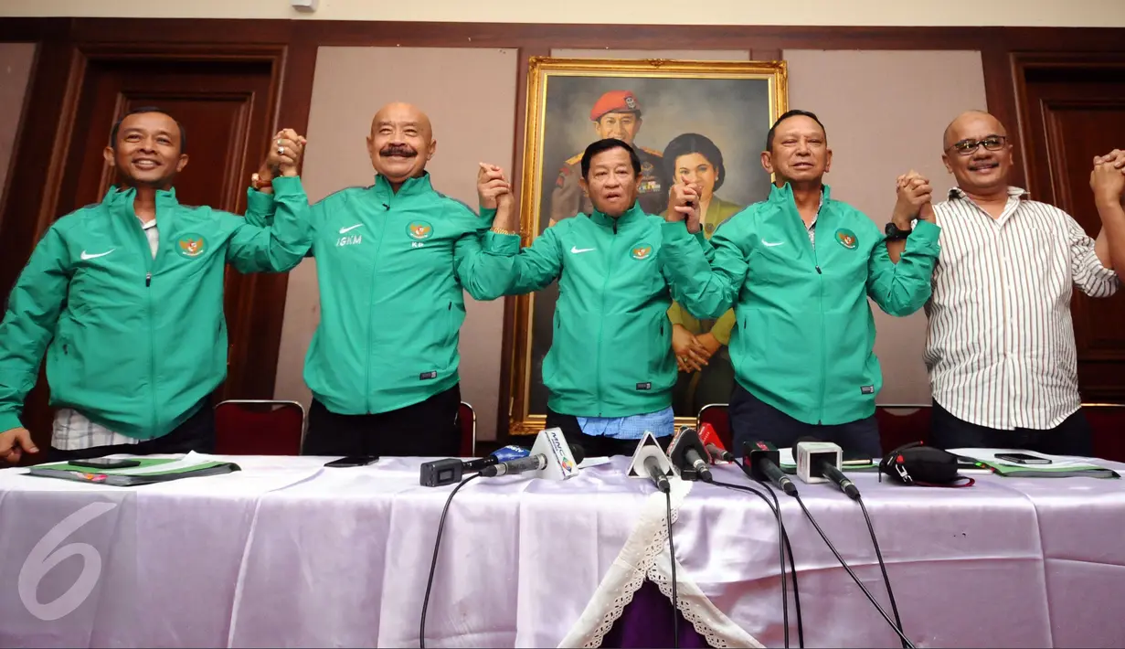 Ketua Komite Pemilihan PSSI, Agum Gumelar (tengah) bersama anggotanya mengangkat tangan usai mengumumkan hasil putusan verifikasi di Jakarta, Sabtu (10/9). 17 nama bakal calon wakil ketua umum diumumkan lolos verifikasi. (Liputan6.com/Helmi Fithriansyah)