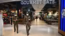 Polisi Thailand berpatroli di dalam pusat perbelanjaan Siam Paragon sebelum dibuka di Bangkok pada tanggal 4 Oktober 2023, sehari pasca penembakan yang menewaskan dua orang. (Lillian SUWANRUMPHA/AFP)