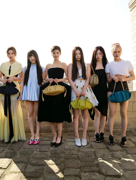 Global ambassador LOEWE, NMIXX tampil dengan outfit nuansa hitam dan hijau. @loewe.