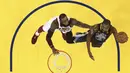 Pebasket Golden State Warriors, Kevin Durant, berusaha memasukkan bola saat melawan Cleveland Cavaliers pada Gim 2 Final NBA di Oracle Arena, Senin (4/6/2018).Kevin Durant terpilih sebagai pemain terbaik Final NBA 2018. (AP/Ezra Shaw)