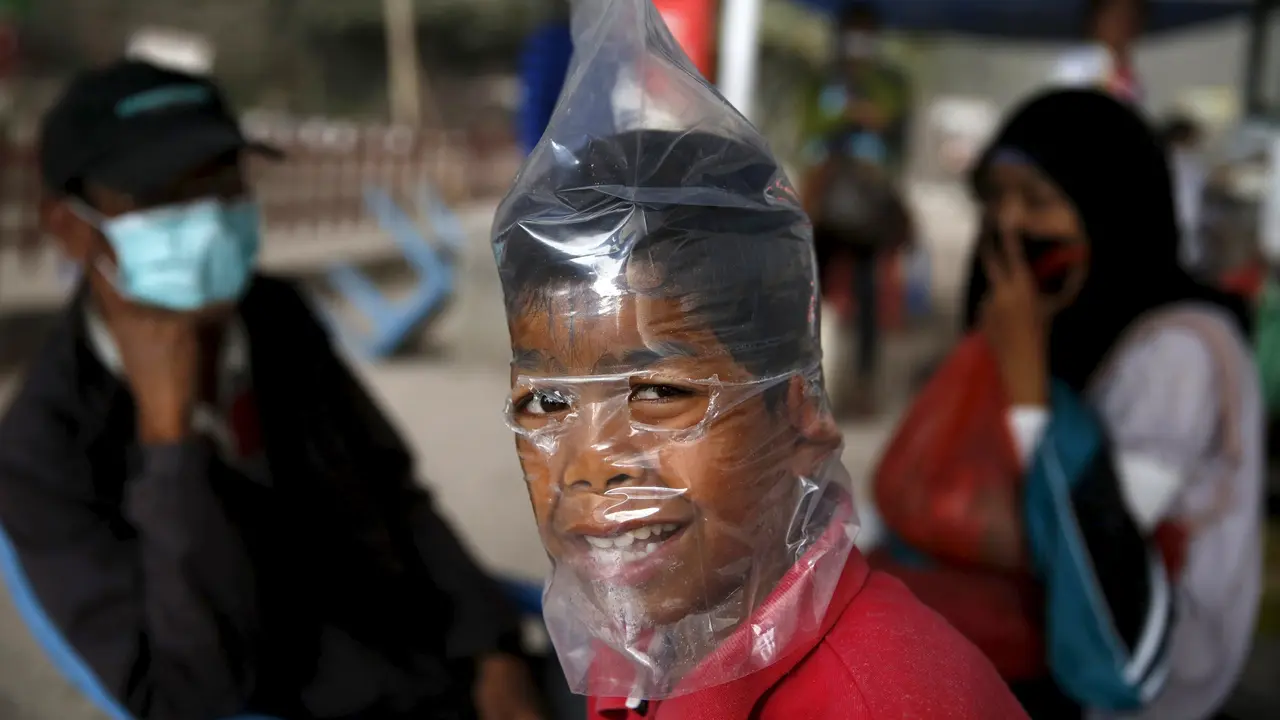 20150625-Warga Brastagi Pakai Masker-Sumatera Utara 1
