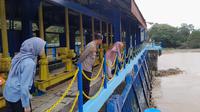 Lokasi bayi hasil hubungan gelap dibuang oleh seorang pemuda di Sungai Tegineneng. Foto : (Istimewa).