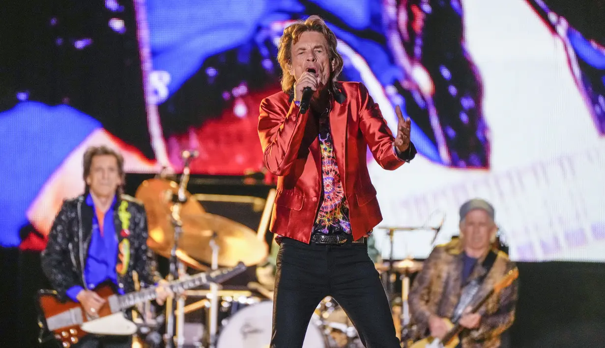Personel grup band The Rolling Stones Mick Jagger (tengah) tampil pada tur Sixty Stones Europe 2022 di Stadion Wanda Metropolitano, Madrid, Spanyol, 1 Juni 2022. (AP Photo/Manu Fernandez)