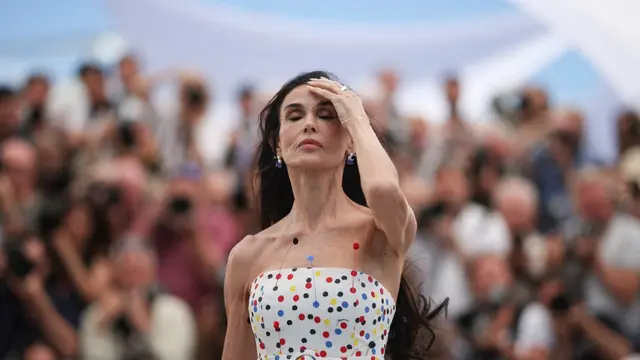 Rangkaian Gaya Demi Moore Bergaun Ketat di Cannes 2026, Tubuh Rampingnya Dijulidin