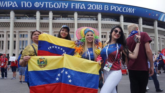 Final Piala Dunia 2018 bukan cuma milik Prancis dan Kroasia, buktinya ini ada suporter Venezuela yang larut dalam pesta. (Bola.com/Okie Prabhowo)
