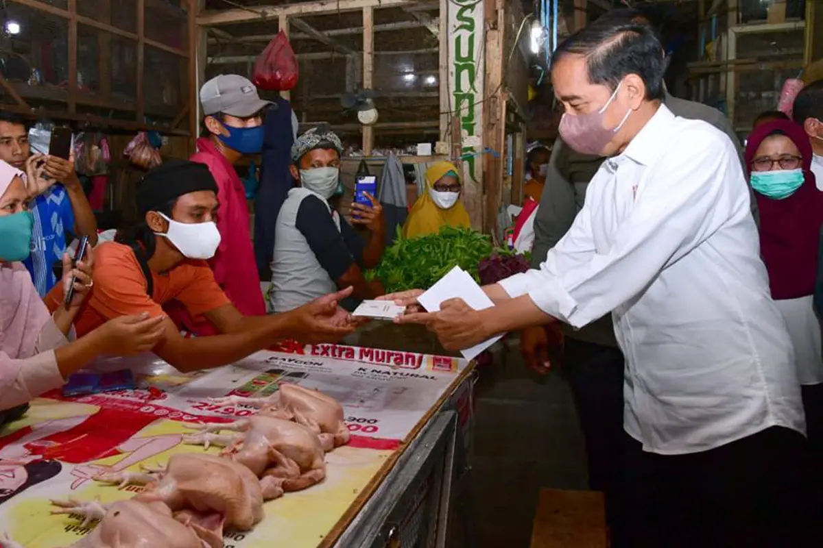 FOTO: Presiden Jokowi Serahkan Bansos untuk Pacu Pertumbuhan Ekonomi dan Jaga Daya Beli Masyarakat