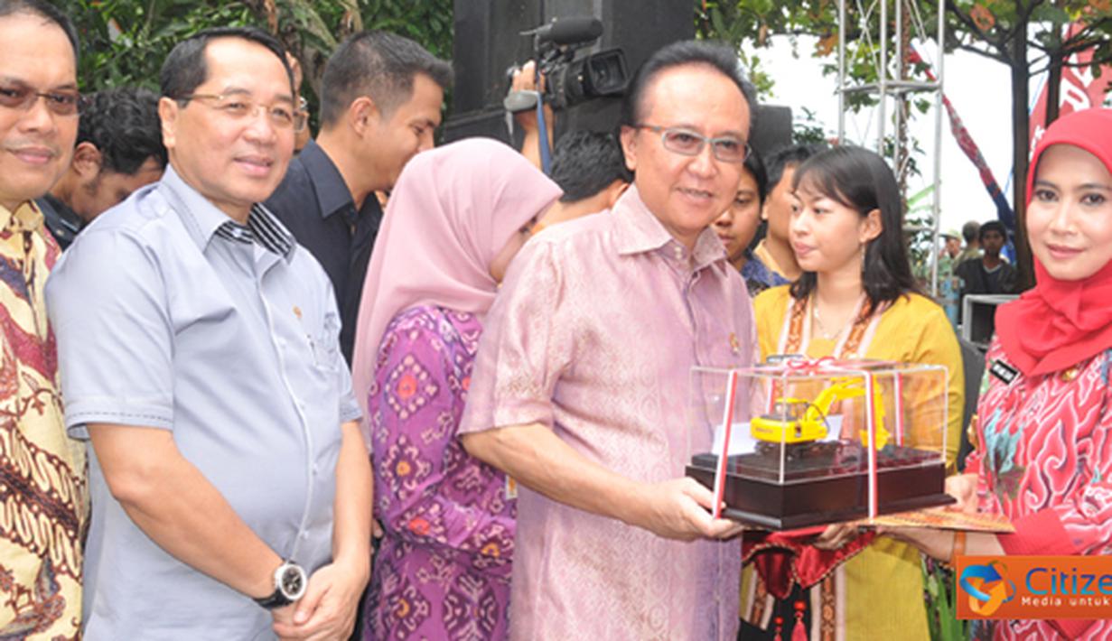 Citizen6, Kendal: MKP Sharif C Sutardjo menyerahkan bantuan kepada Bupati Kendal, Widia Kandi Susanti untuk peremajaan Hutan Magrove. (Pengirim: Efrimal Bahri)